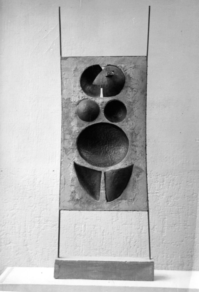 Venus nº 1 - Hierro, cemento y cristal - 143x50x10cm (con base) - 1965