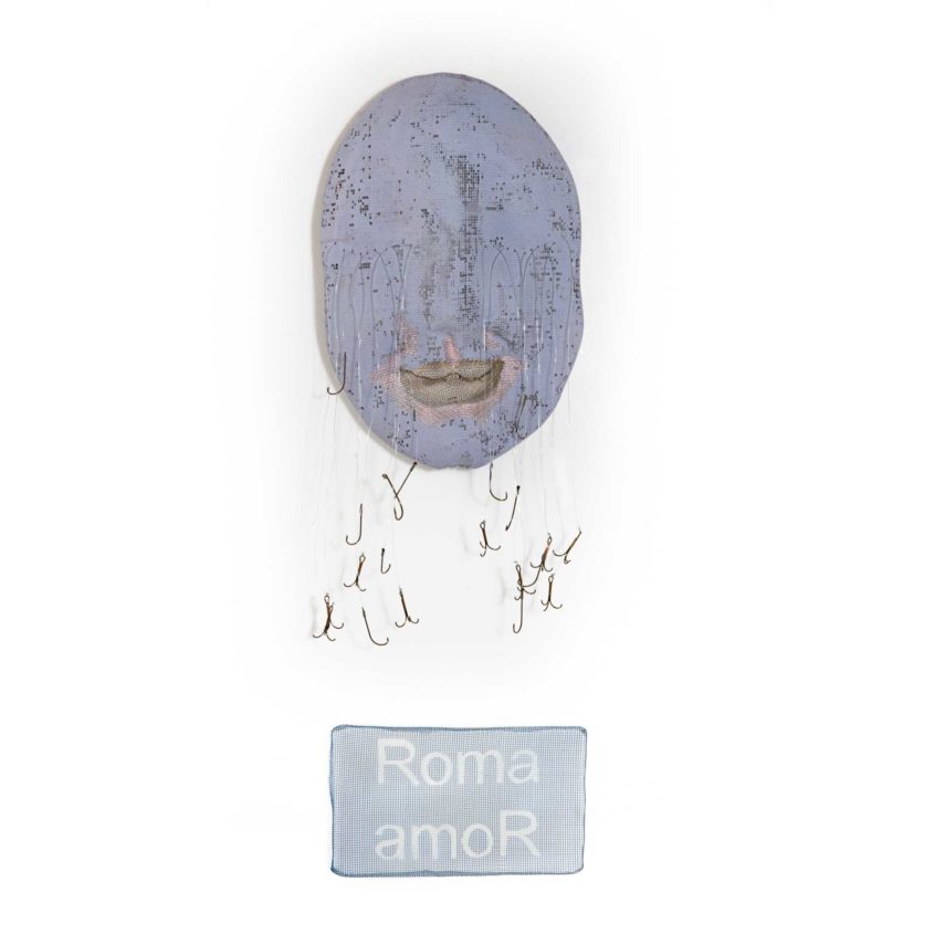 Roma amoR. Tela metálica pintada, hilo de alambre y anzuelos. 20x15x10 cm. Aprox. 1997