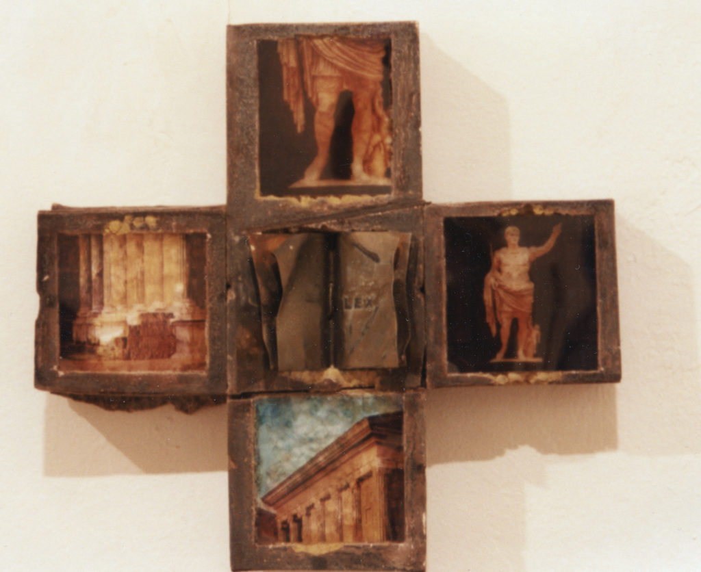 La Ley del padre. (Fotografía color). Escayola, plomo y fotografía. Alt. 26 cm. 1996