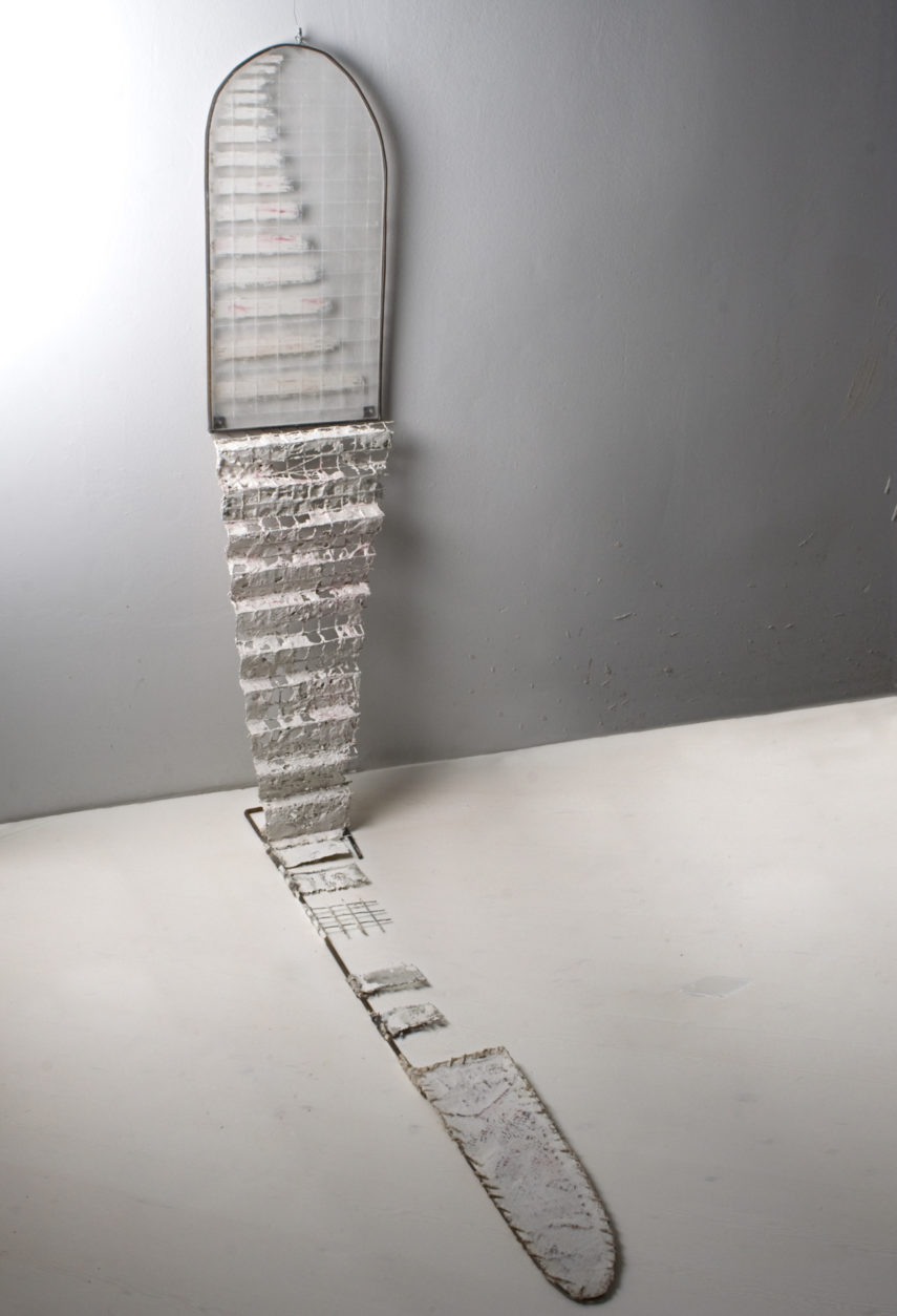 La scala santa I. Escayola, metacrilato y hierro. 110x25x130 cm. 1990