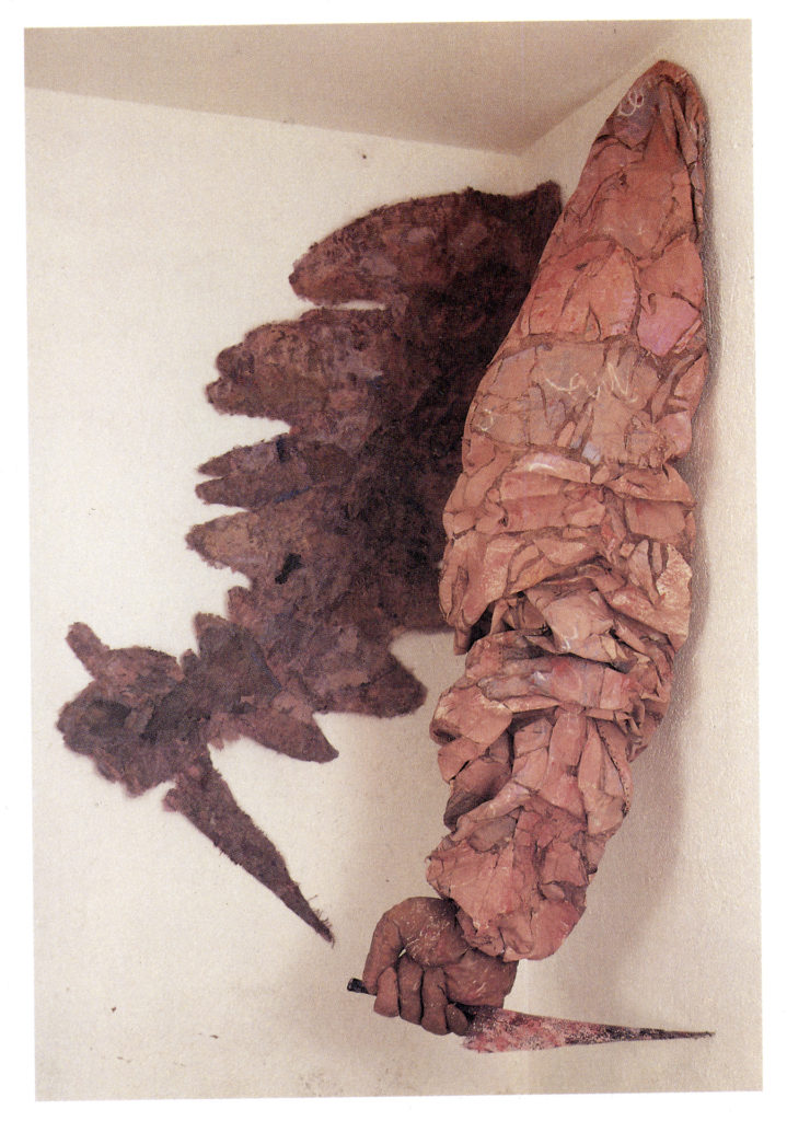 Brazo y sombra de la madre asesina. Papel teñido y gasa. 200x52x52 cm. 1987
