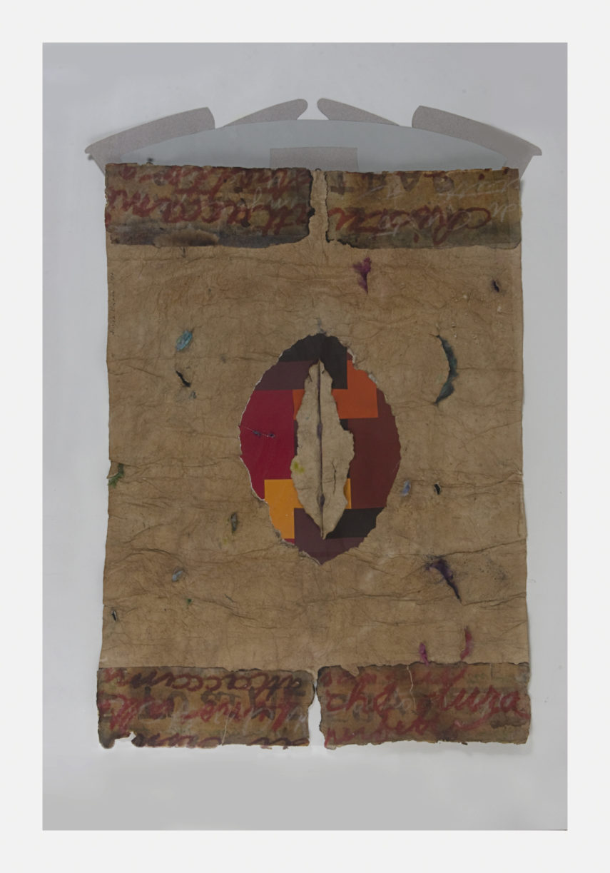Reliquia. Homenaje a Hildegarda De Bingen. Papel moldeado, collage de papel serigrafiado y fibra de vidrio. 72x100 cm. 1983