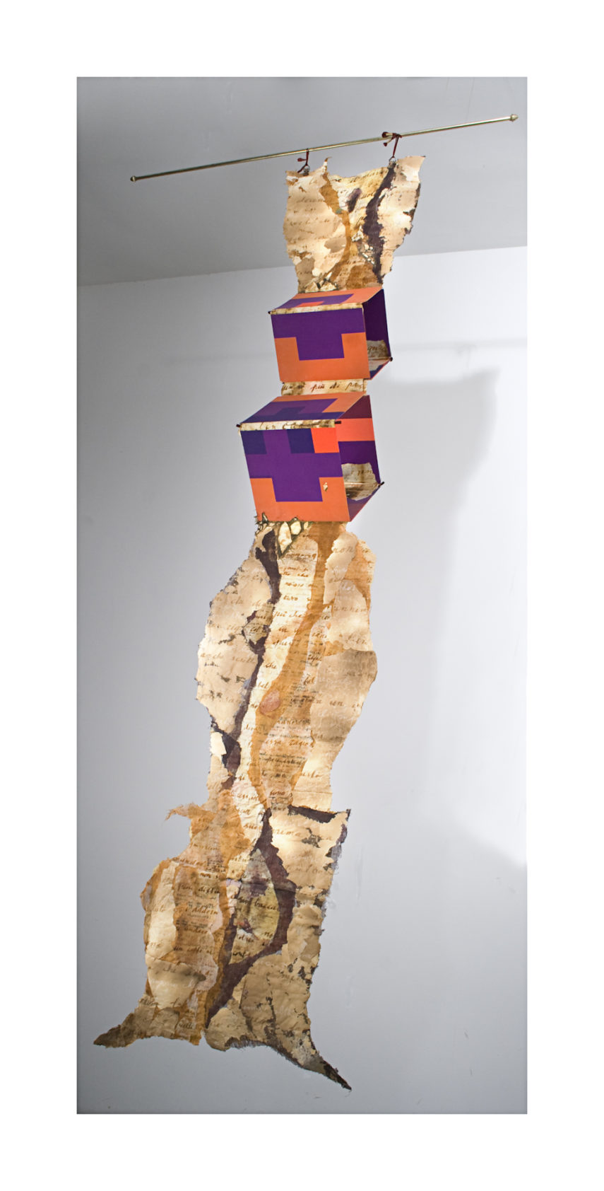 Libro cometa. Friselina, papel serigrafiado y cartón. (Contenido en caja de madera). 345x40x40 cm. Caja de madera 72x57x5,5 cm. 1986