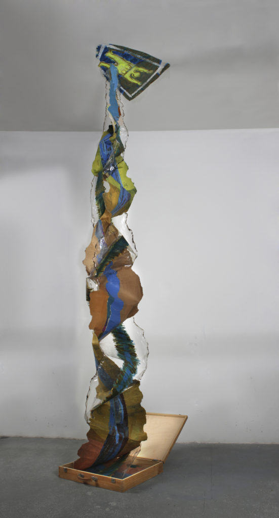 Naciendo II. (Dos caídas de un séptimo piso). Vinilo pintado, tela y papel. Altura máxima 5 metros. Caja en madera natural, 57,5x52x10,5 cm. 1984
