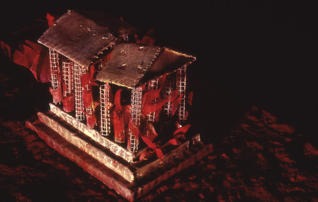 Templo en llamas. Tela metálica, pintura y pigmento rojo. 55x28x40 cm. 1993