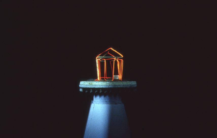 Templo de Esmun en la instalación "La caída de Cartago". Alambre, ladrillo refractario, resistencias y transformador. Templo: 16x12x16 cm. 1995