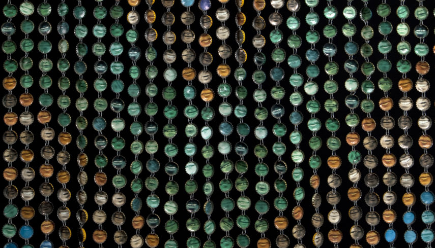 Moscas y sonrisas (cortina) / Cortina de chapas. Detalle. "Objetos Mestizos", Museo de Marrakesh, Marruecos. 2003. Chapas de botella, impresión sobre papel adhesivo. 215x112 cm.