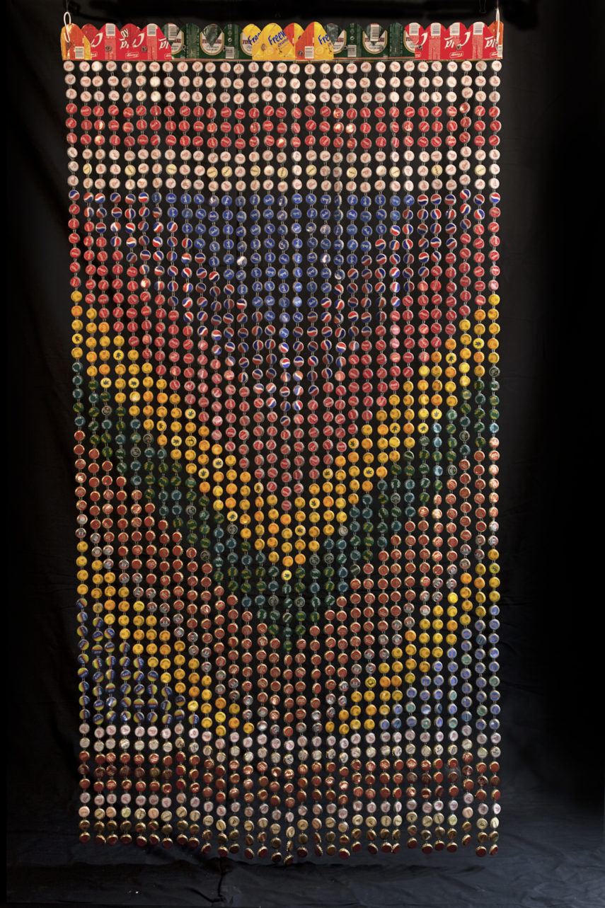Moscas y sonrisas (cortina) / Cortina de chapas. "Objetos Mestizos", Museo de Marrakesh, Marruecos. 2003. Chapas de botella, impresión sobre papel adhesivo. 215x112 cm.